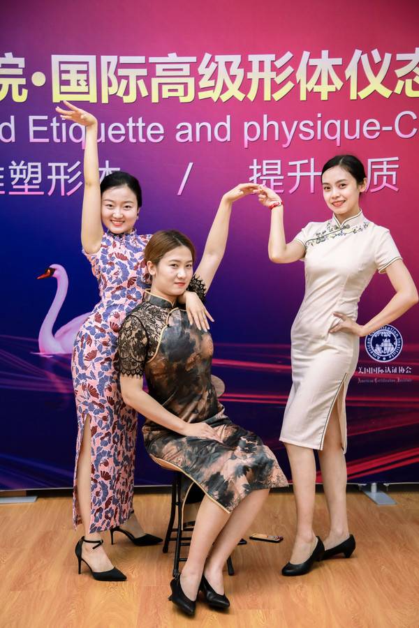 旗袍文化礼仪仪态指导师培训学员风采2 旗袍文化礼仪仪态指导师培训学员风采2