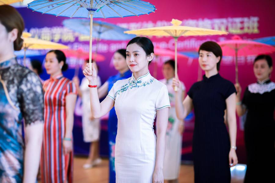 旗袍文化礼仪仪态指导师培训学员风采3 旗袍文化礼仪仪态指导师培训学员风采3