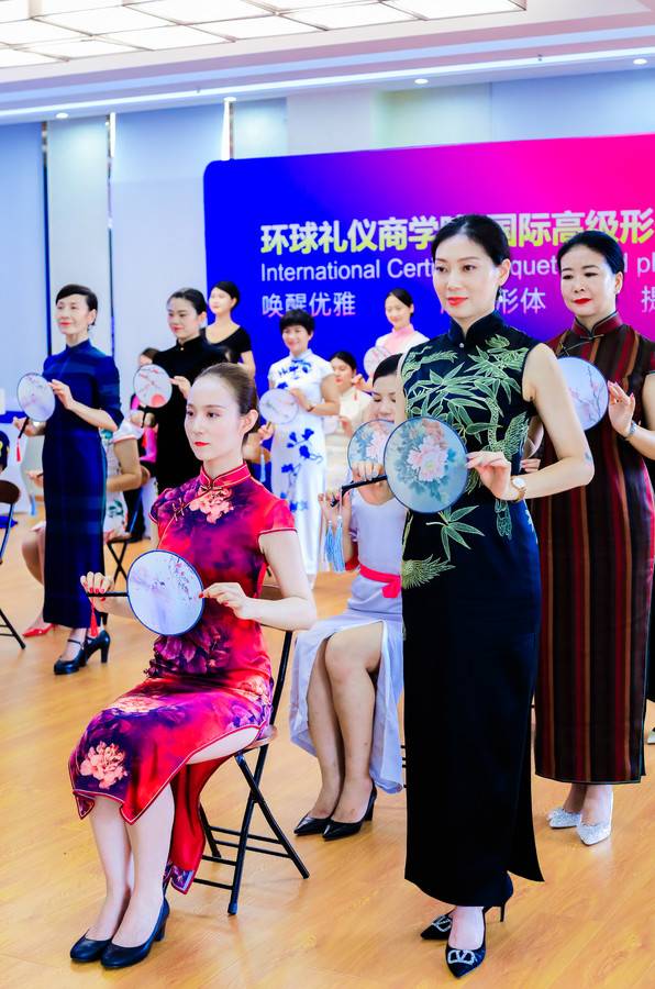 旗袍文化礼仪仪态指导师培训学员风采6 旗袍文化礼仪仪态指导师培训学员风采6